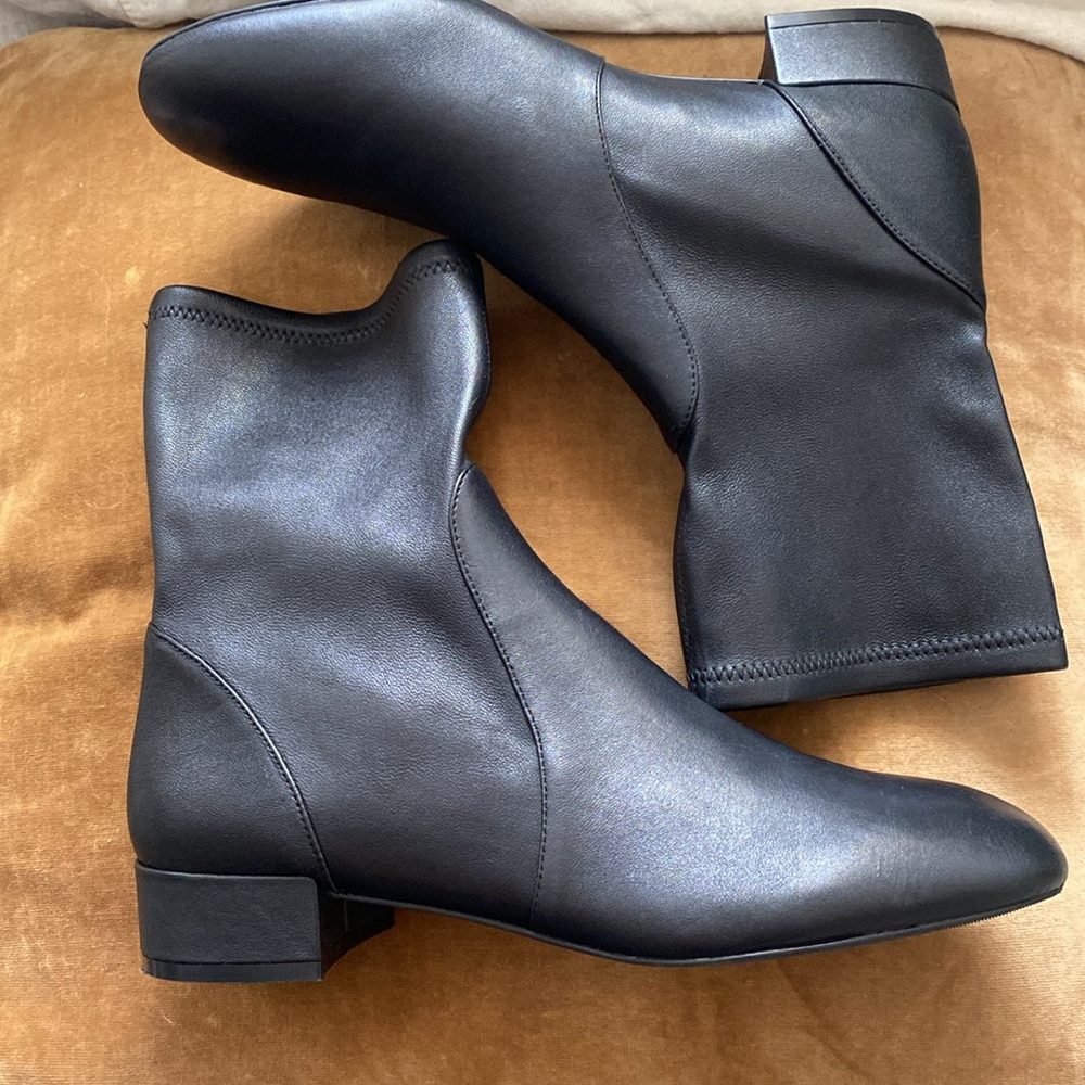 Like new STUART WEITZMAN booties. Sz 10.5